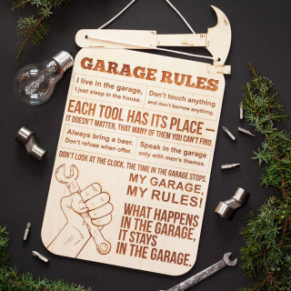 Graviertes hölzernes Brett „Garage Rules“ (auf Englisch)