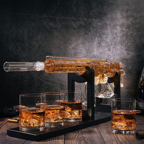 Gewehrförmige Karaffe mit Ständer und 4 Gläser Set „AR-15“