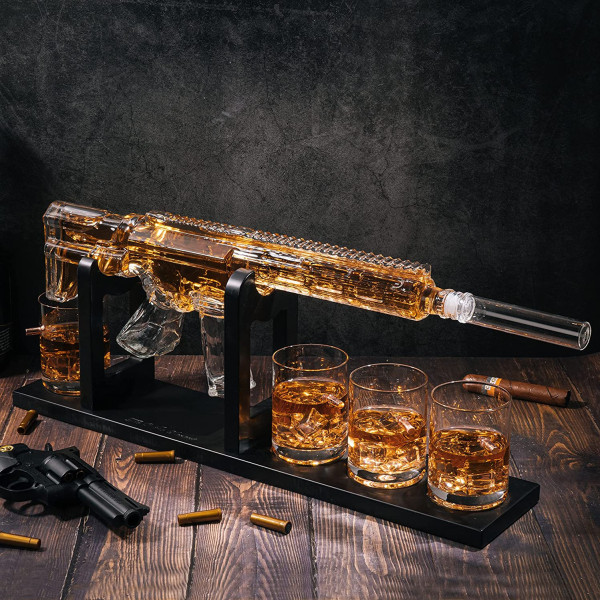 Gewehrförmige Karaffe mit Ständer und 4 Gläser Set „AR-15“