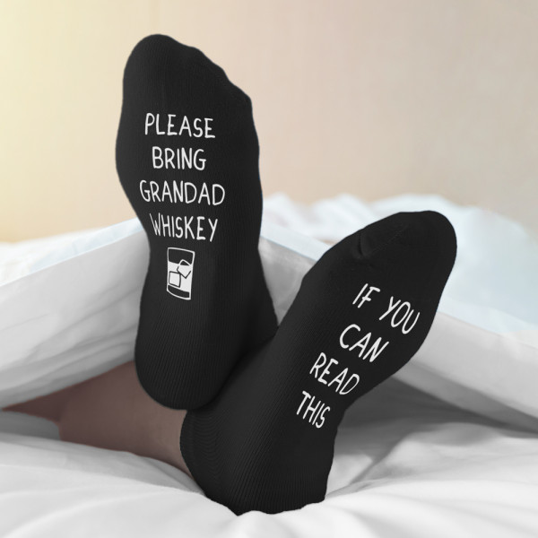Socken mit Sohlenprint "If you can read this, please bring me a whiskey" Socken mit Sohlenprint "If you can read this, please bring me a whiskey"