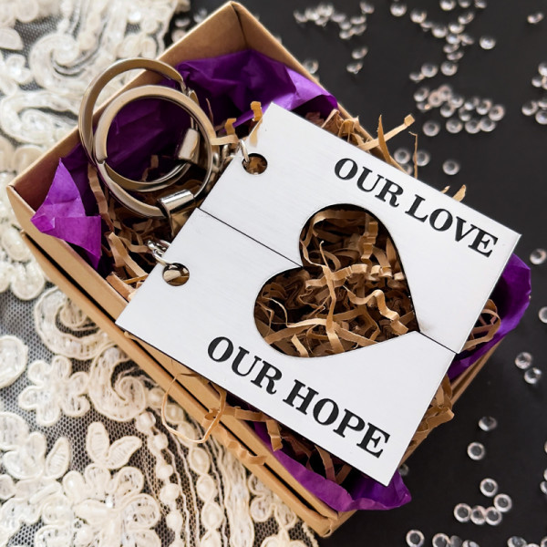 Schlüsselanhänger-Set „Unsere Liebe, unsere Hoffnung“ Schlüsselanhänger-Set „Unsere Liebe, unsere Hoffnung“
