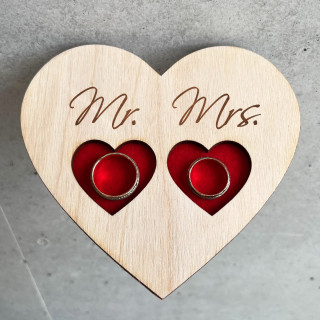 Hochzeitsringhalter aus Holz mit Gravur "Mr and Mrs"