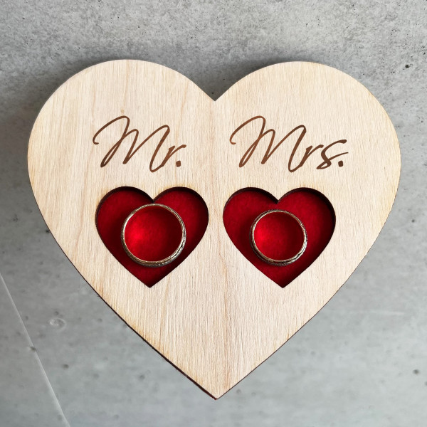 Hochzeitsringhalter aus Holz mit Gravur "Mr and Mrs" Hochzeitsringhalter aus Holz mit Gravur "Mr and Mrs"