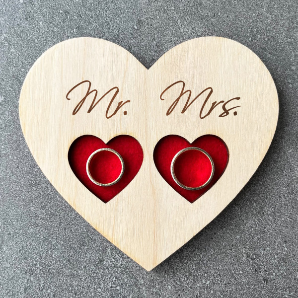 Hochzeitsringhalter aus Holz mit Gravur "Mr and Mrs" Hochzeitsringhalter aus Holz mit Gravur "Mr and Mrs"