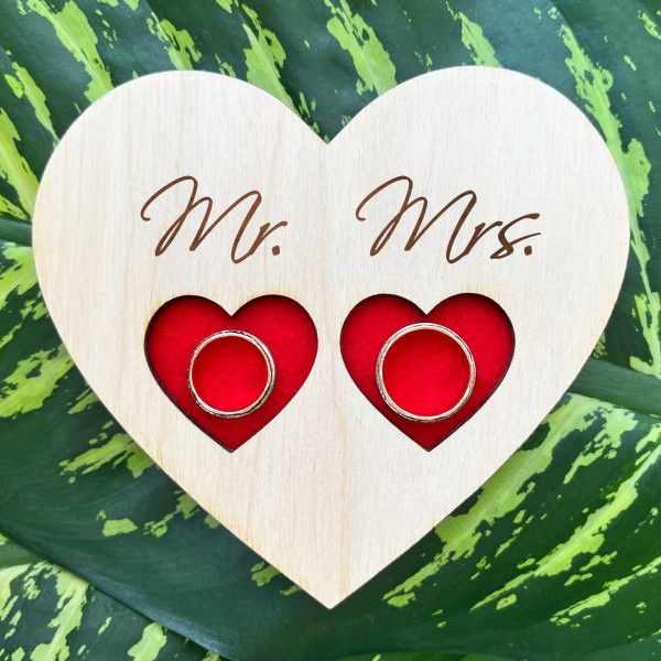 Hochzeitsringhalter aus Holz mit Gravur "Mr and Mrs" Hochzeitsringhalter aus Holz mit Gravur "Mr and Mrs"