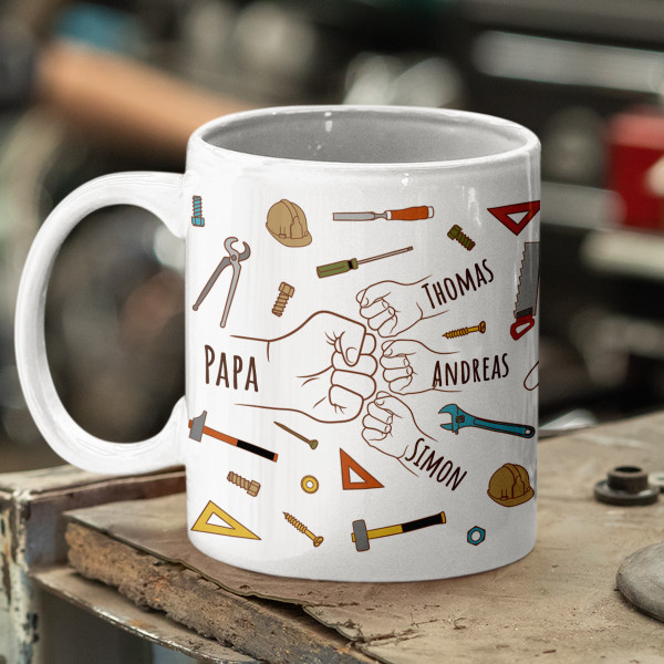 Becher "Papas kleine Helfer" mit individuellen Namen der Kinder