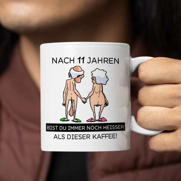 Becher "Sie ist heißer als dieser Kaffee" mit ausgewähltem Jahr Becher "Sie ist heißer als dieser Kaffee" mit ausgewähltem Jahr