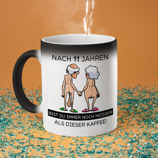 Becher "Sie ist heißer als dieser Kaffee" mit ausgewähltem Jahr Becher "Sie ist heißer als dieser Kaffee" mit ausgewähltem Jahr