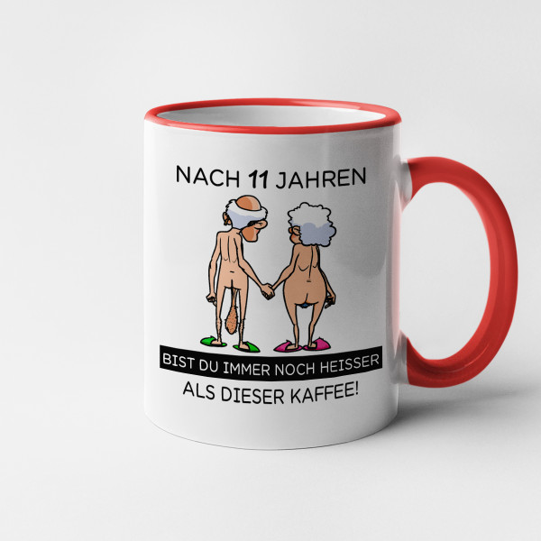 Becher "Sie ist heißer als dieser Kaffee" mit ausgewähltem Jahr Becher "Sie ist heißer als dieser Kaffee" mit ausgewähltem Jahr