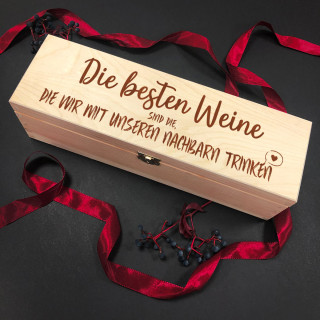 Flaschenkiste aus Holz "Die besten Weine sind die, die wir mit unseren Nachbarn trinken"