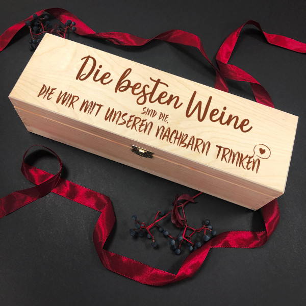 Flaschenkiste aus Holz "Die besten Weine sind die, die wir mit unseren Nachbarn trinken" Flaschenkiste aus Holz "Die besten Weine sind die, die wir mit unseren Nachbarn trinken"