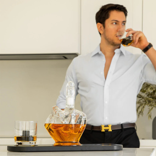 Dekanter und 2 Gläser im Set "Mittelfinger"