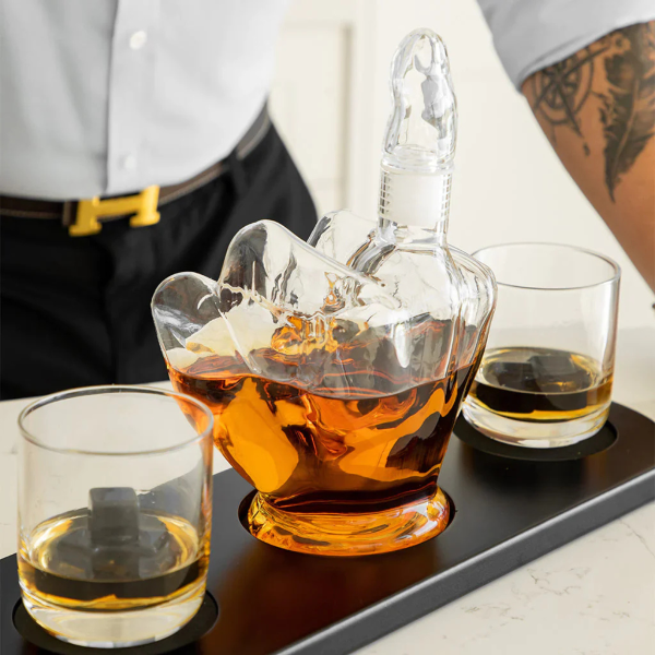 Dekanter und 2 Gläser im Set "Mittelfinger"