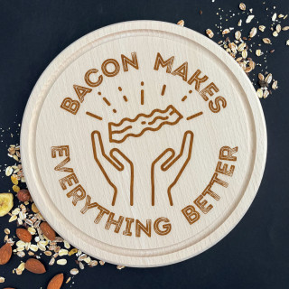 Gravierte Holzschneidebrett "Bacon makes everything better"