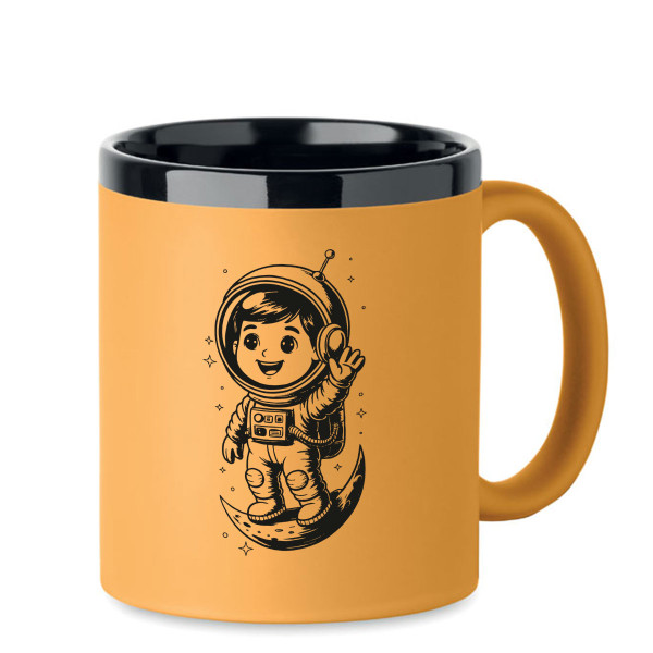 Gravierte Tasse "He is an astronaut"