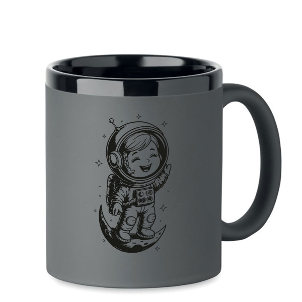 Gravierte Tasse "She is an astronaut"