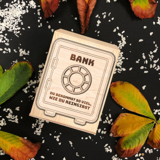Holzgeschnitzter gravierter Sparer "Bank"