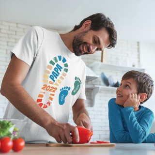 T-Shirt "In Papas Fußstapfen" mit Namen und Datum der Kinder