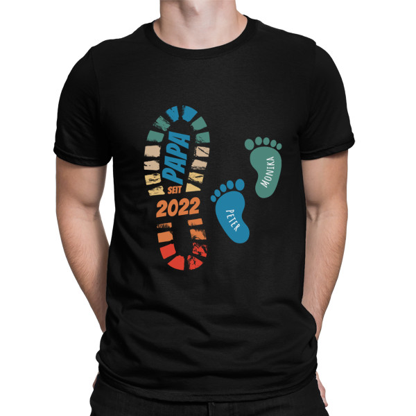 T-Shirt "In Papas Fußstapfen" mit Namen und Datum der Kinder