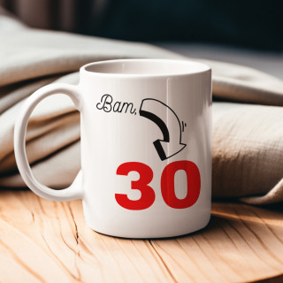 Tasse „Bam, Geburtstag ist da“ mit der Jahreszahl Ihrer Wahl