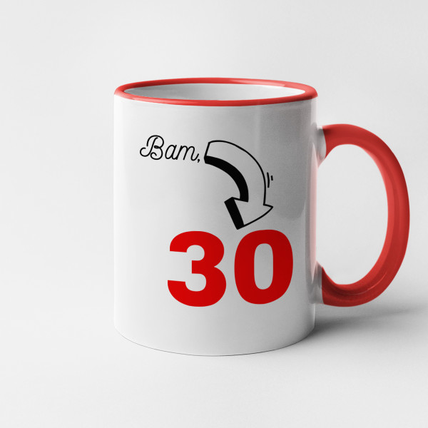 Tasse „Bam, Geburtstag ist da“ mit der Jahreszahl Ihrer Wahl Tasse „Bam, Geburtstag ist da“ mit der Jahreszahl Ihrer Wahl