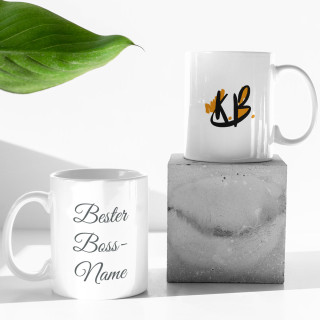 Tasse mit Firmenlogo und dem Namen des Chefs Tasse mit Firmenlogo und dem Namen des Chefs